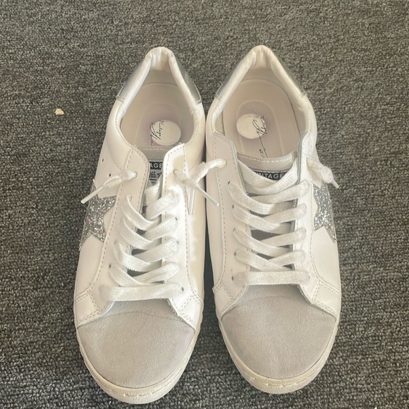 Sneakers - white with silver star - Picture 2 of 5